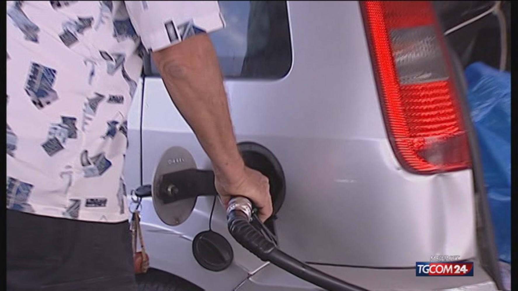Benzina, rincaro record - Video Tgcom24