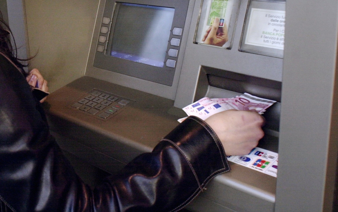 perché diminuiscono gli sportelli Atm