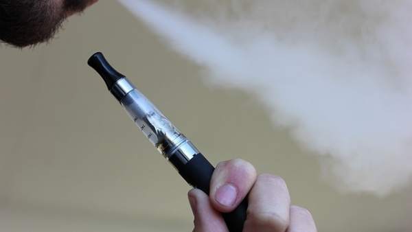 Cigarrillo electrónico, vapeador, vapeando, e-cigar
