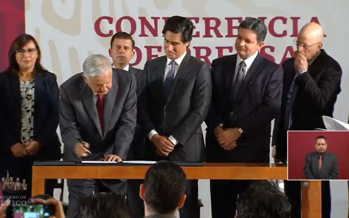 Firma AMLO crédito bancario de 8 mil mdd para fortalecer a Pemex