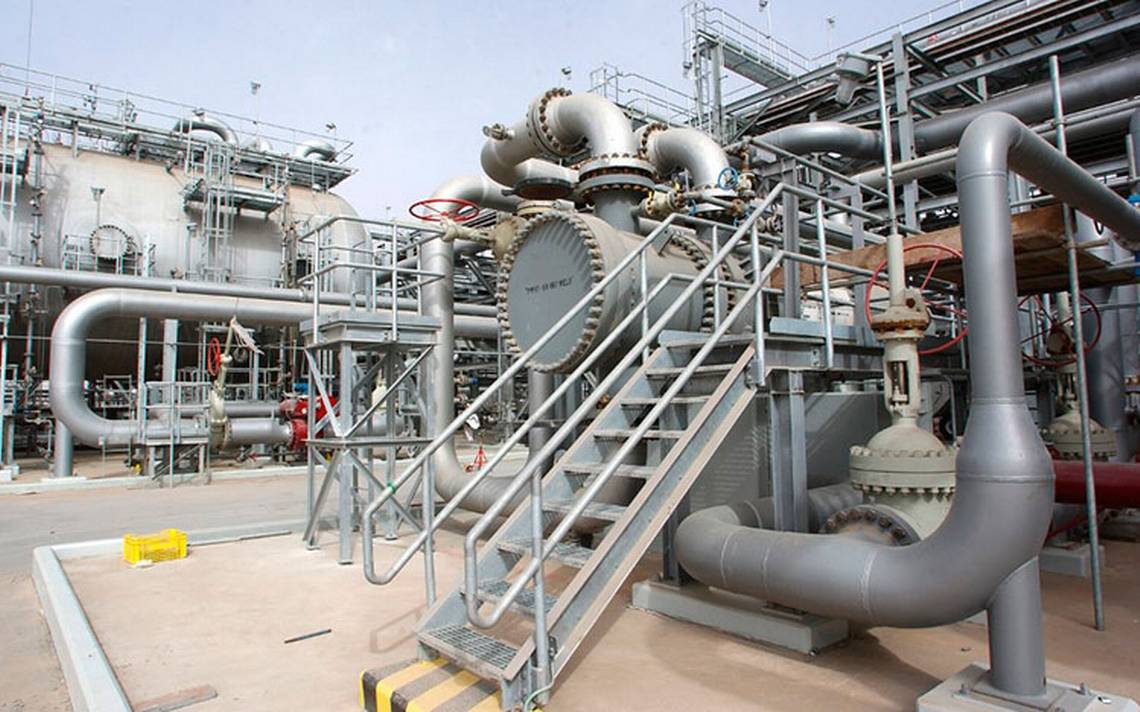 Precio de petróleo sube tras ataque con drones a oleoducto de Arabia Saudí