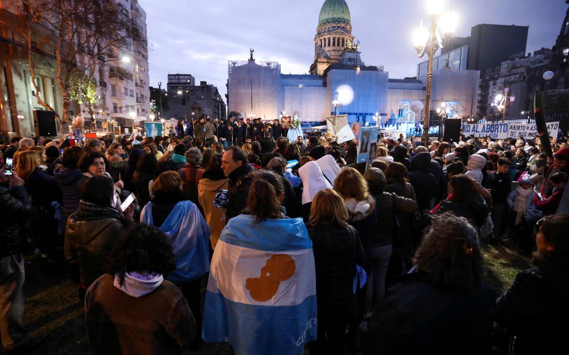 Mercados de Argentina profundizan bajas pese a medidas económicas