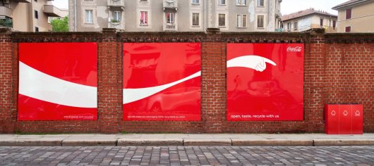 Coca-Cola uczy na billboardach recyklingu