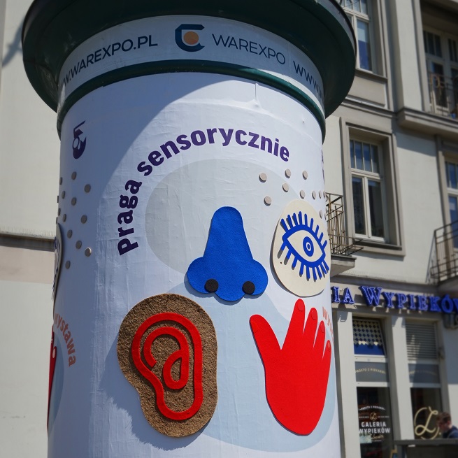 Słupy sensoryczne reklamują Muzeum Warszawskiej Pragi