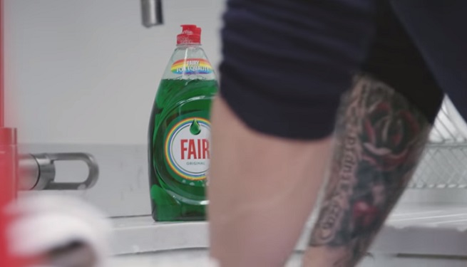 P&G zmienia markę Fairy w Fair, by zwrócić uwagę na prawa społeczności LGBTQ+ (wideo)