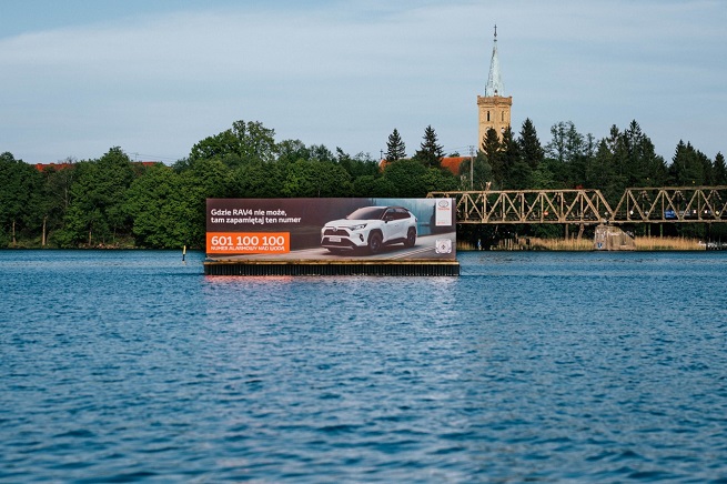 Po Mazurach pływa platforma Toyoty. "To wyjątkowo bezczelna akcja. Pod pozorem dbania o bezpieczeństwo marka atakuje ordynarną, agresywną reklamą"