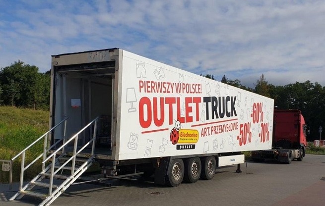 Biedronka rozpoczęła wyprzedaże w mobilnych Outlet Truckach