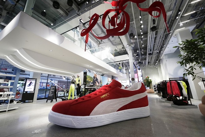 Puma zwiększy globalne wydatki na media sklep przy Piątej Alei na Manhattanie w Nowym Jorku