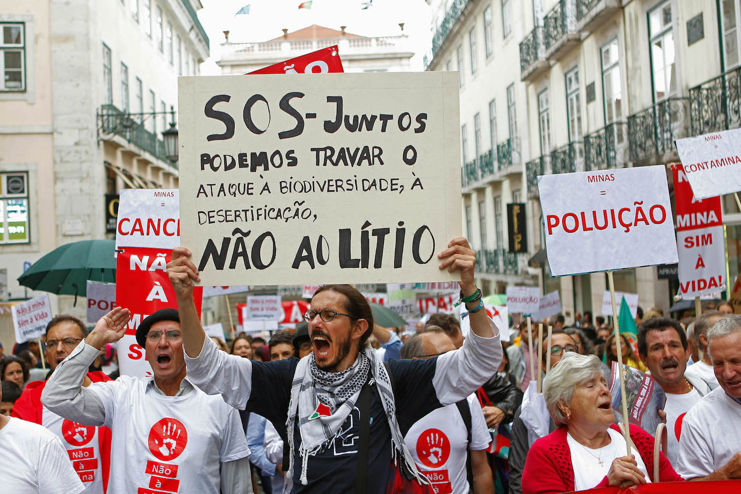 Centenas na baixa de Lisboa em protesto contra exploração do lítio