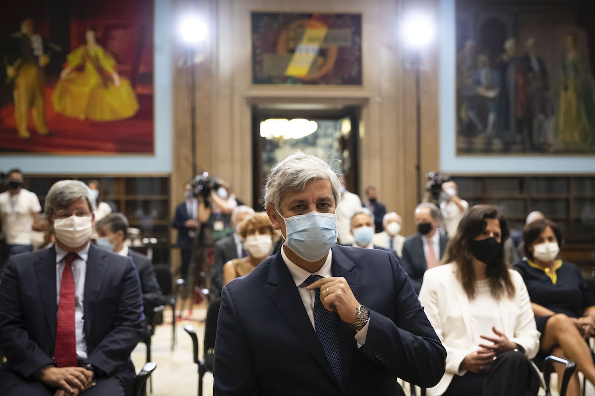 Famílias devem ter "responsabilidade no consumo e na poupança"