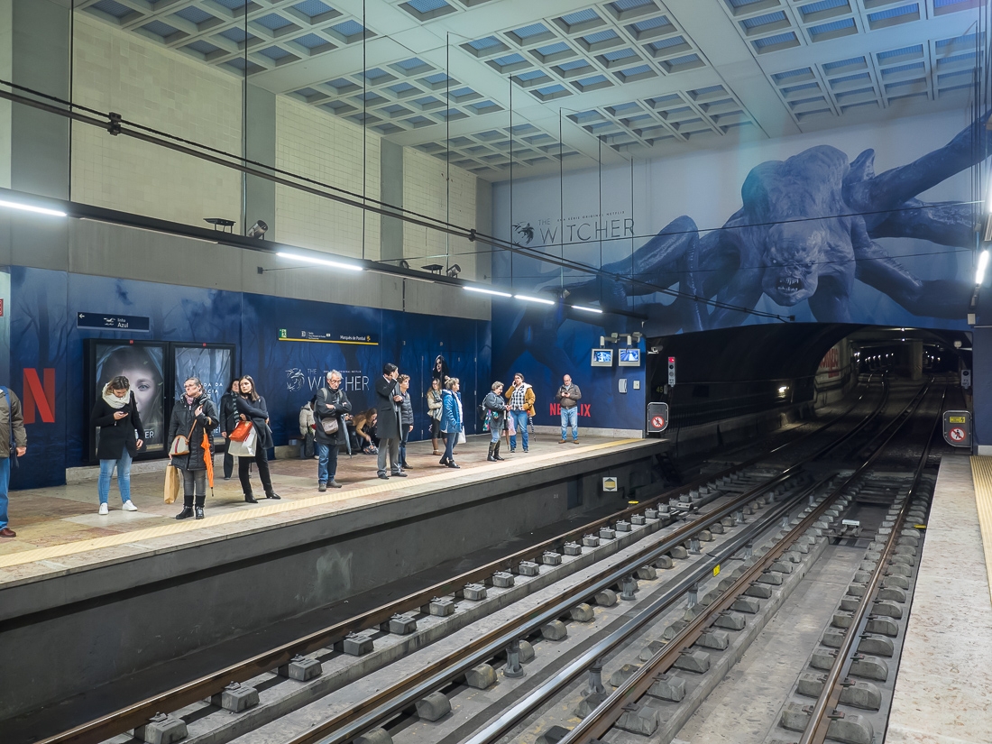 espaço metro Tunel parede netflix