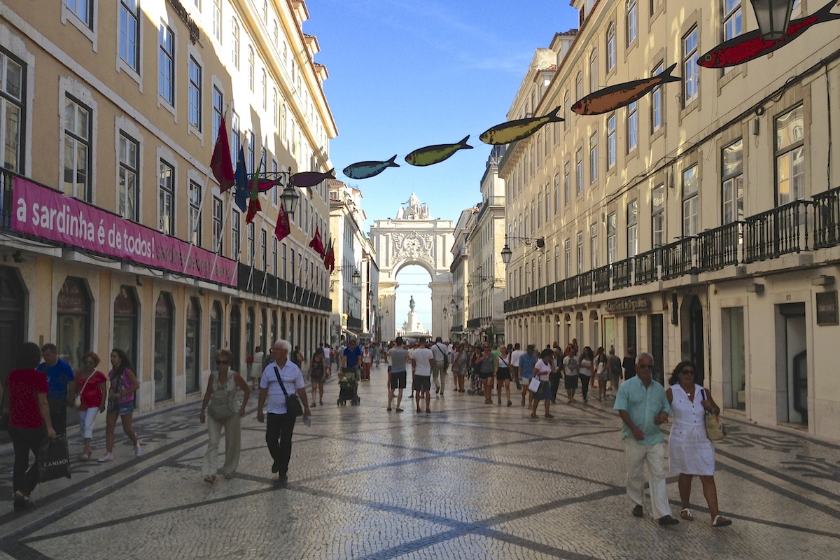 Comércio e indústria querem desconfinar e propõem testagem