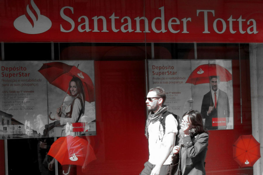 Santander adia rescisões unilaterais (mas continua a negociar saídas)