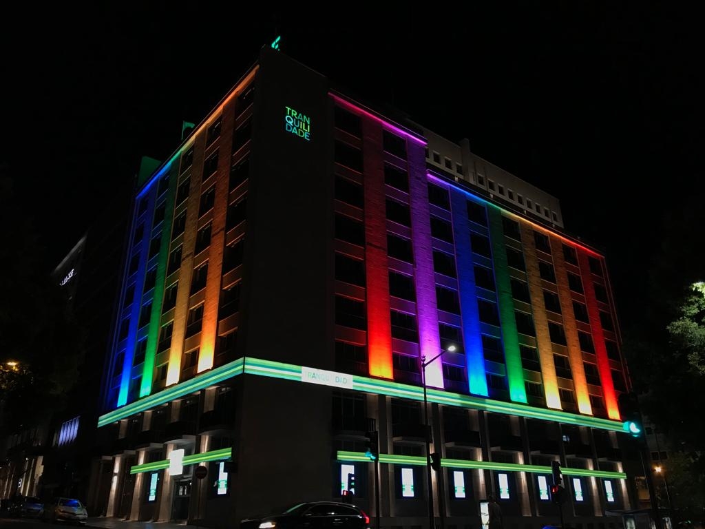 Fachada da Tranquilidade solidária com os direitos LGBTI - Meios & Publicidade