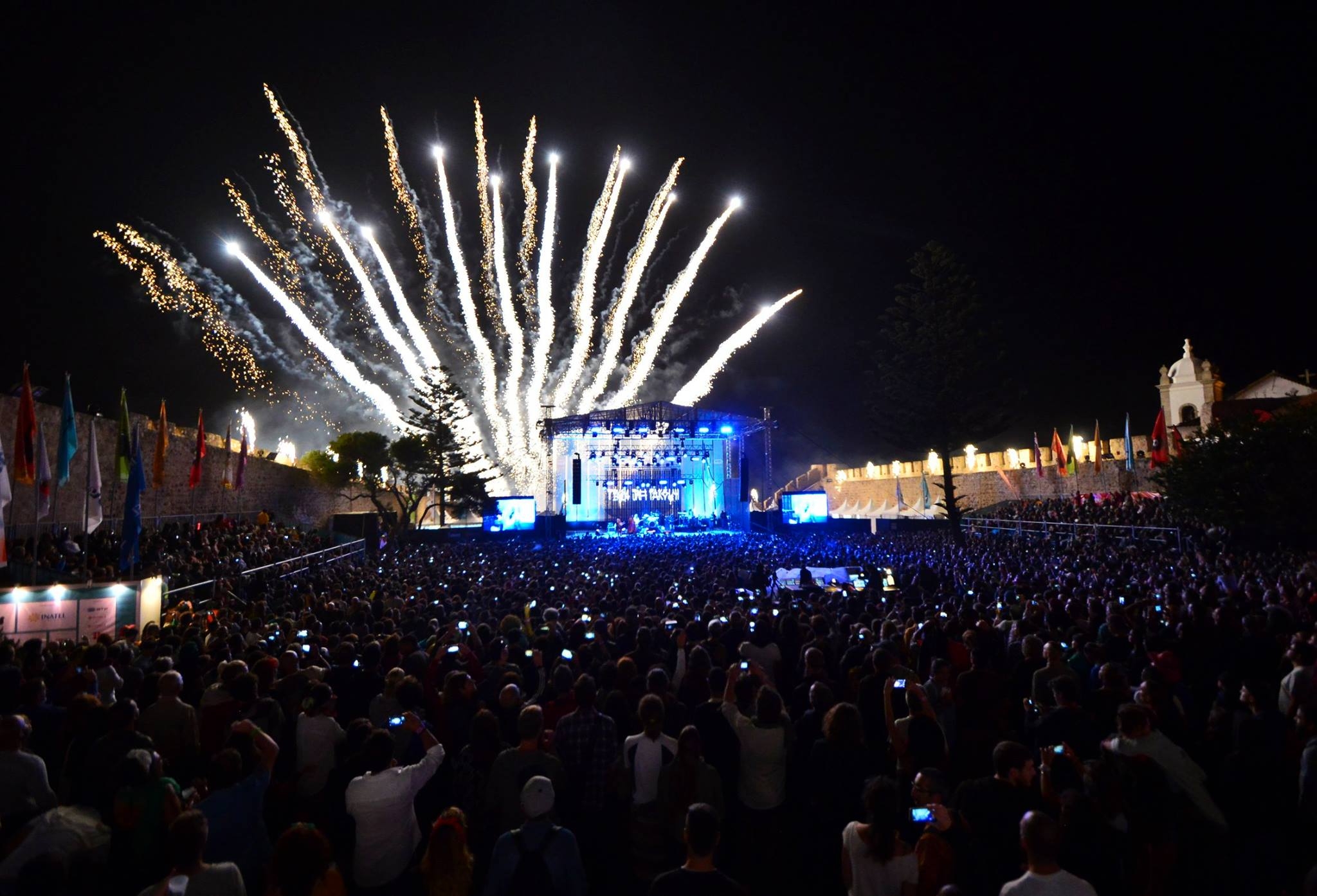 DGS impõe lugares marcados e distanciamento de 1,2 metros em espectáculos ao ar livre - Meios & Publicidade