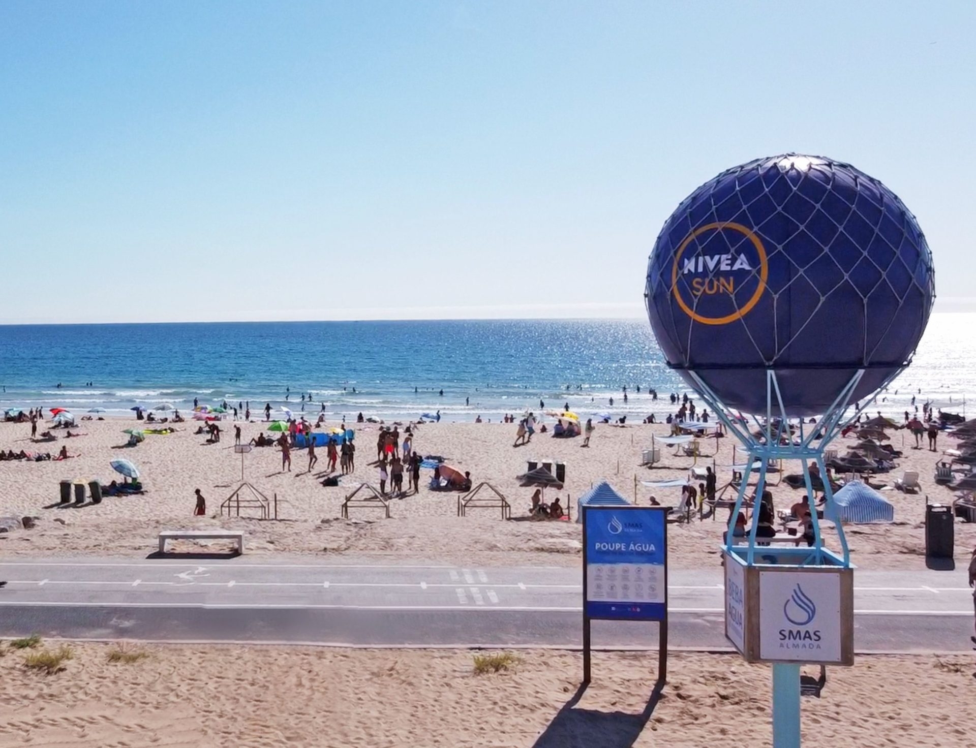 SMAS de Almada recuperam bola da Nivea na Costa da Caparica - Meios & Publicidade