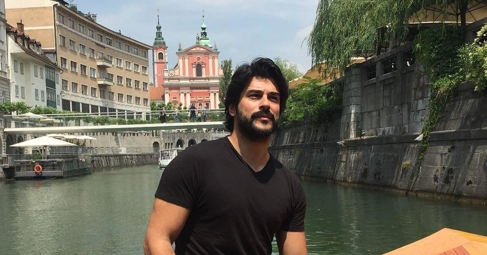 Как выглядит дом самого красивого актера Турции Бурака Озчивита | StarHit.ru