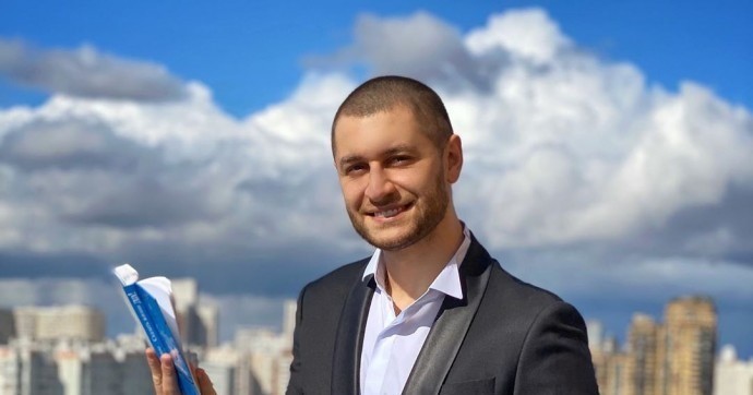 На подъемнике с цветами. Дава поздравил жительниц целого района Подмосковья | StarHit.ru