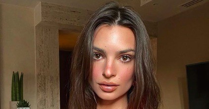 Эмили Ратаковски вернула тонкую талию через две недели после родов | StarHit.ru