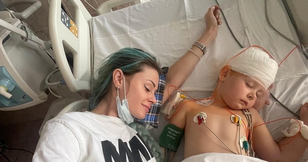 Дочь блогера Елены Сажиной выписали из больницы после трепанации черепа | StarHit.ru