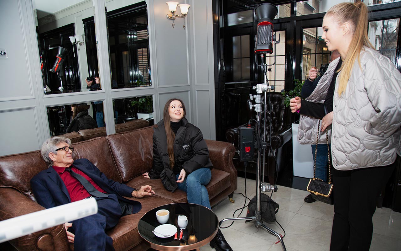 Эльвира Гаврилова, Эрик Робертс и Анастасия Бондарчук на съемочной площадке фильма Случай в отеле Уолл-стрит