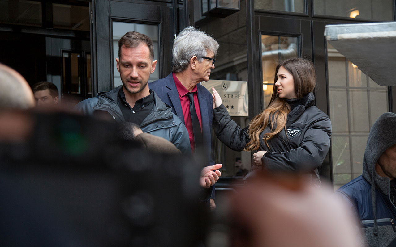 Эрик Робертс и Эльвира Гаврилова на ступенях отеля Wall Street