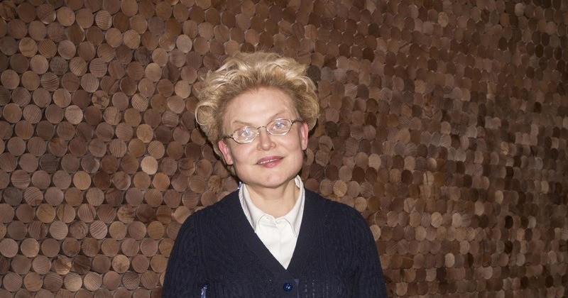 Малышева задумалась о сексе, а Бузова покормила кур в деревенском платье: соцсети звезд | StarHit.ru