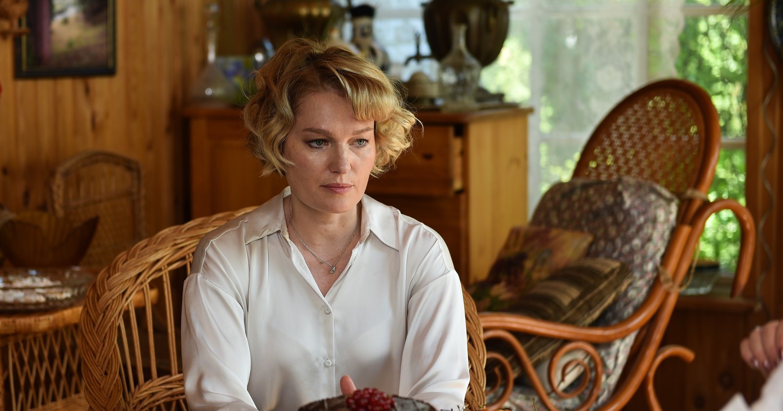 Репетиции по Zoom и трудности Толстогановой с персонажем. Закулисье сериала «Чиновница» | StarHit.ru