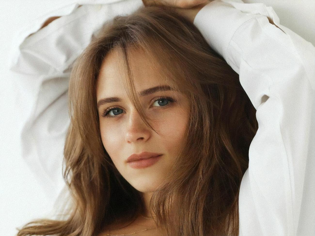 Звезда "Сватов" Кошмал снялась в мини-платье без бретелек с прозрачным декольте-сеткой