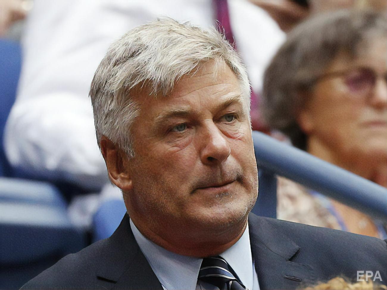 Разъяренный Болдуин с зонтиком в руках накинулся на репортера, который подстерегал его возле дома. Видео