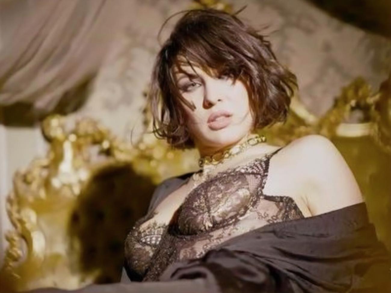 "Люблю готовить, но больше - жрать". Полуголая Maruv станцевала на кухне в хрущевке