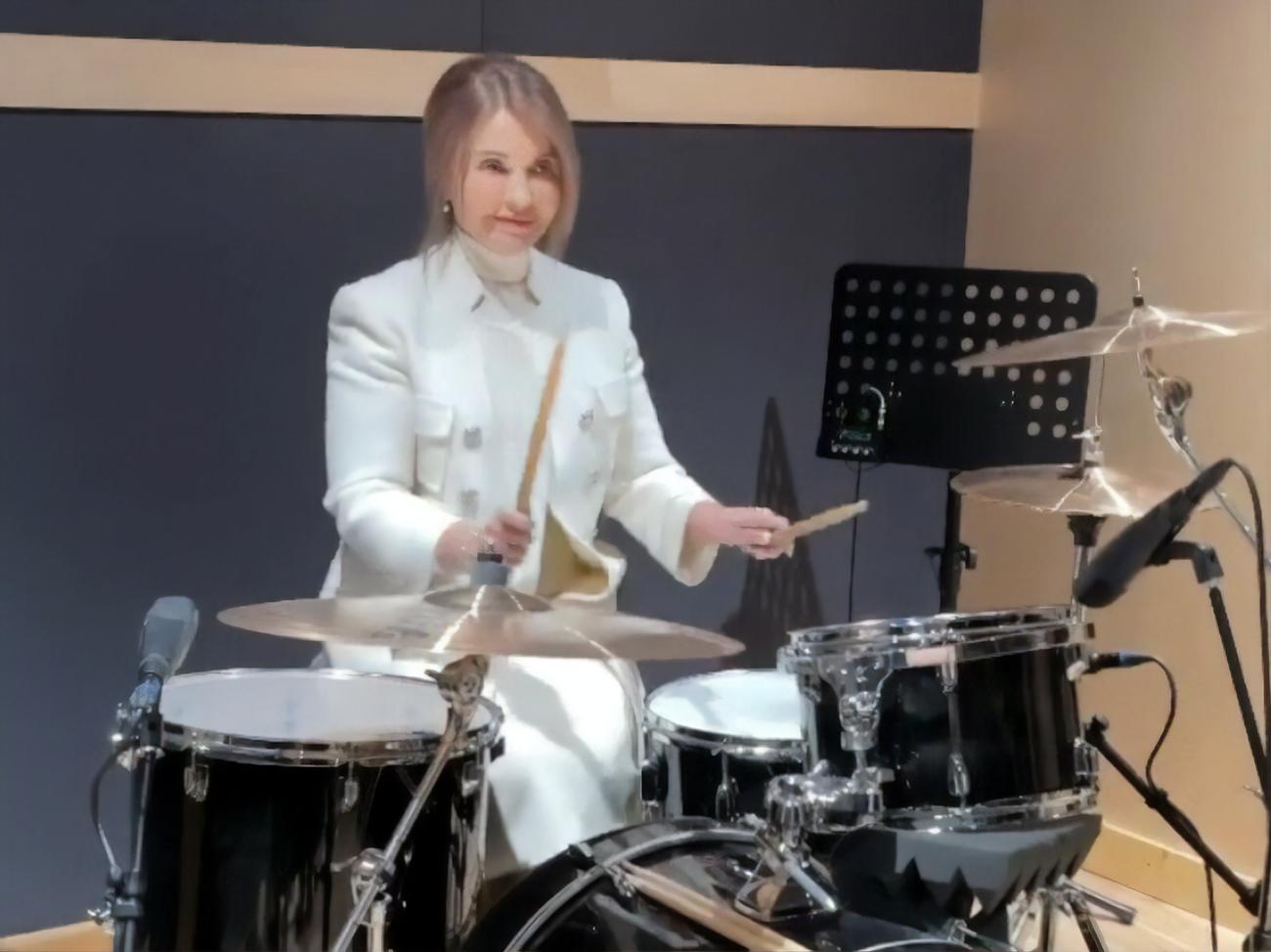 "Принимаем заказы на новогодние вечеринки". Тимошенко исполнила соло на ударных