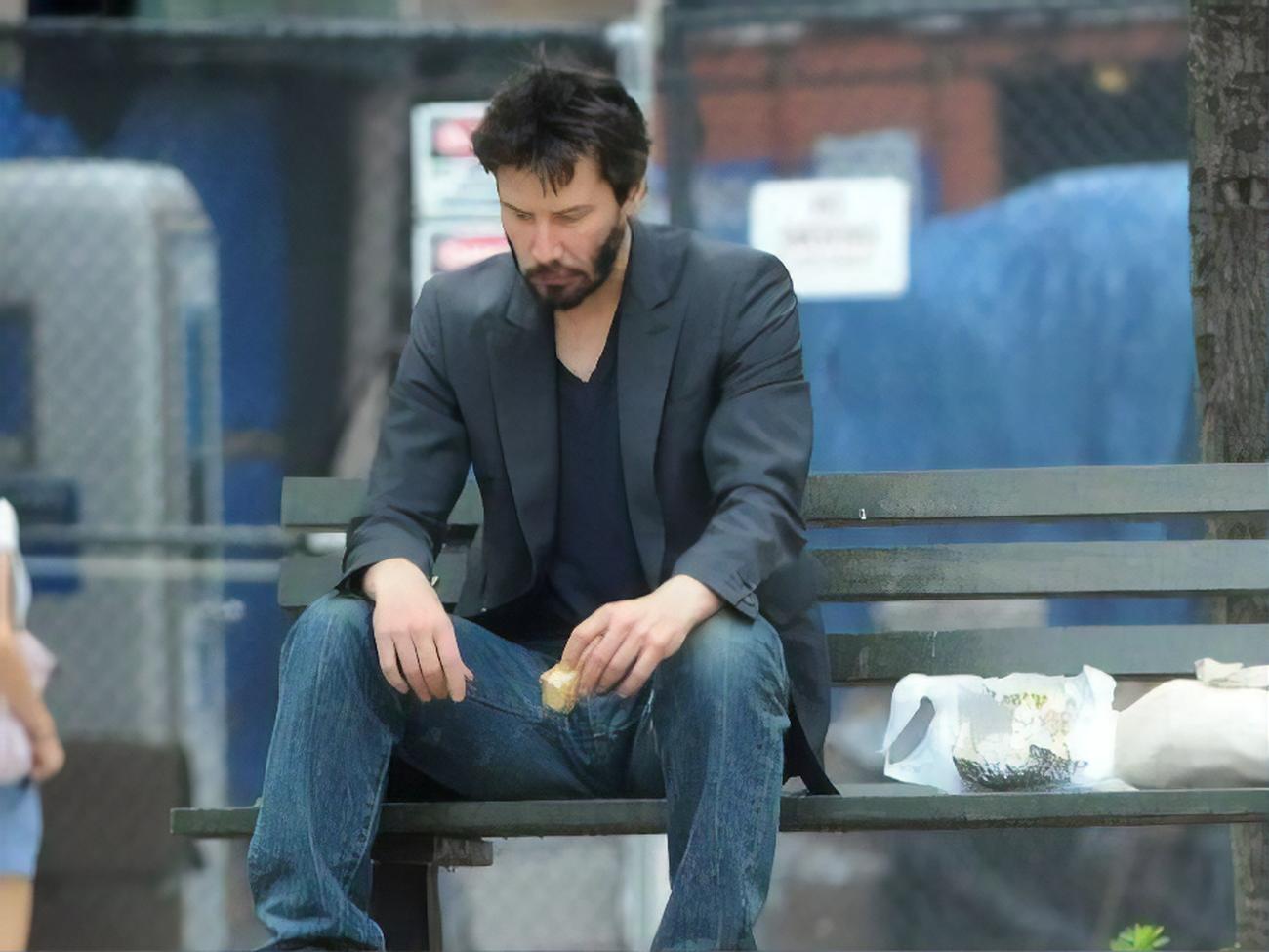 Киану Ривз объяснил, что на самом деле происходит на фото, которое стало мемом "Грустный Киану"