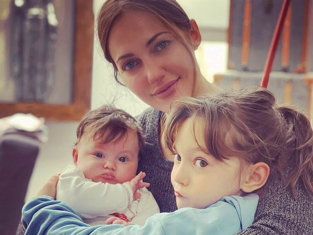 "Такие красивые", "Волшебство". Звезда "Великолепного века" Узерли показала новые фото подросших дочерей