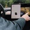 Американский регулятор недоволен тем, что Tesla позволяет играть водителям во встроенные в машину игры во время движения