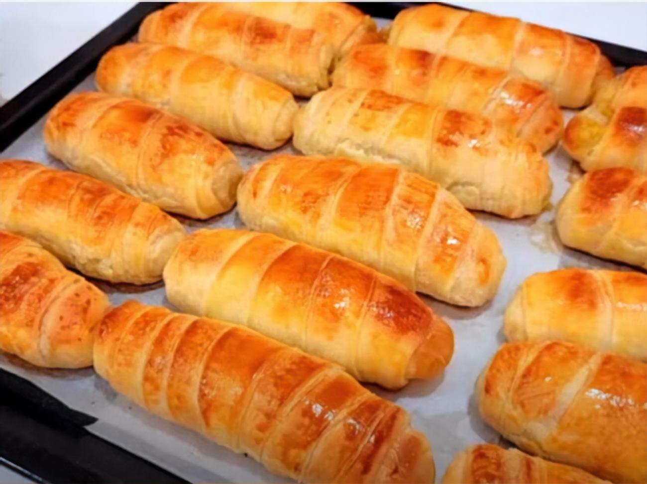 "Какие они аппетитные, уже хочу", "Запахло пирожками". Кулинарный блогер показала, как дома приготовить слоеные рулетики с начинкой