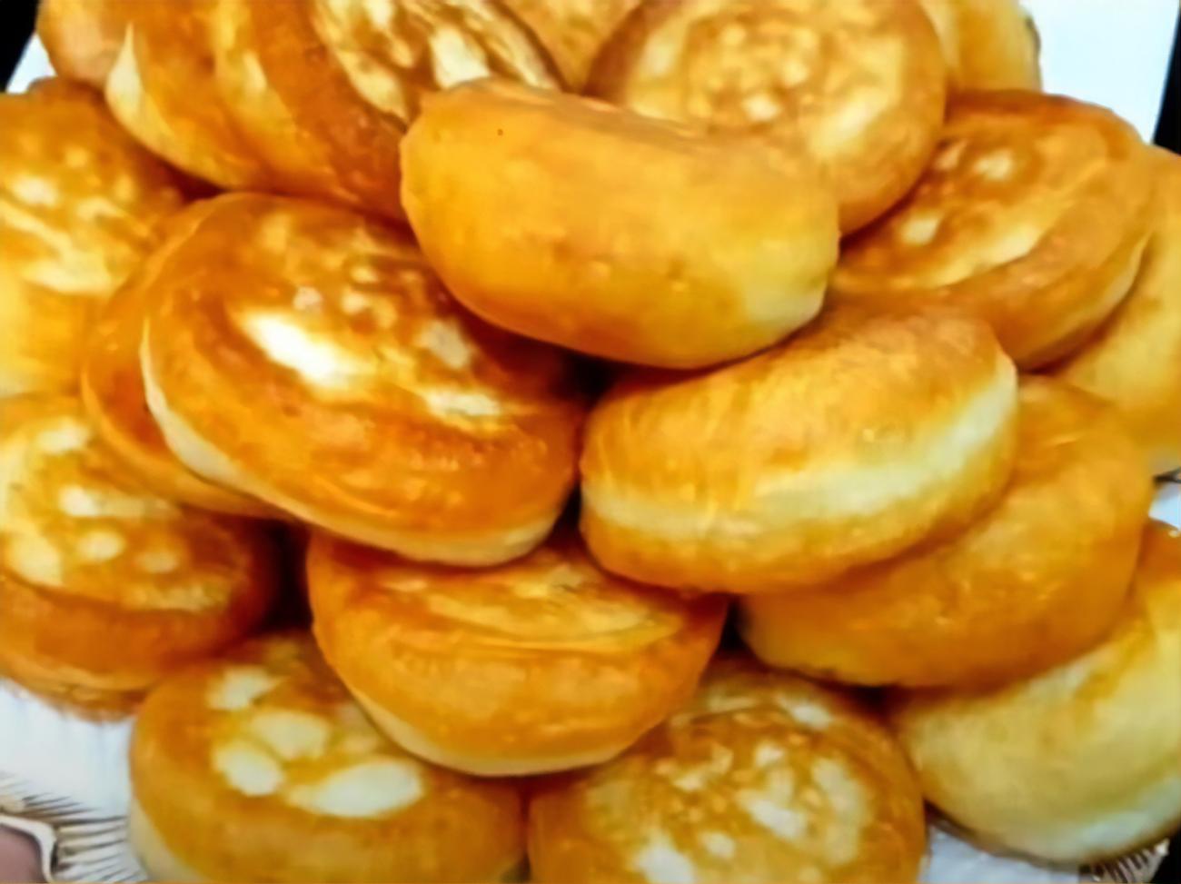 "Получились очень вкусные", "Пышненькие". Кулинарный блогер показала, как готовить оладьи на кефире. Видео