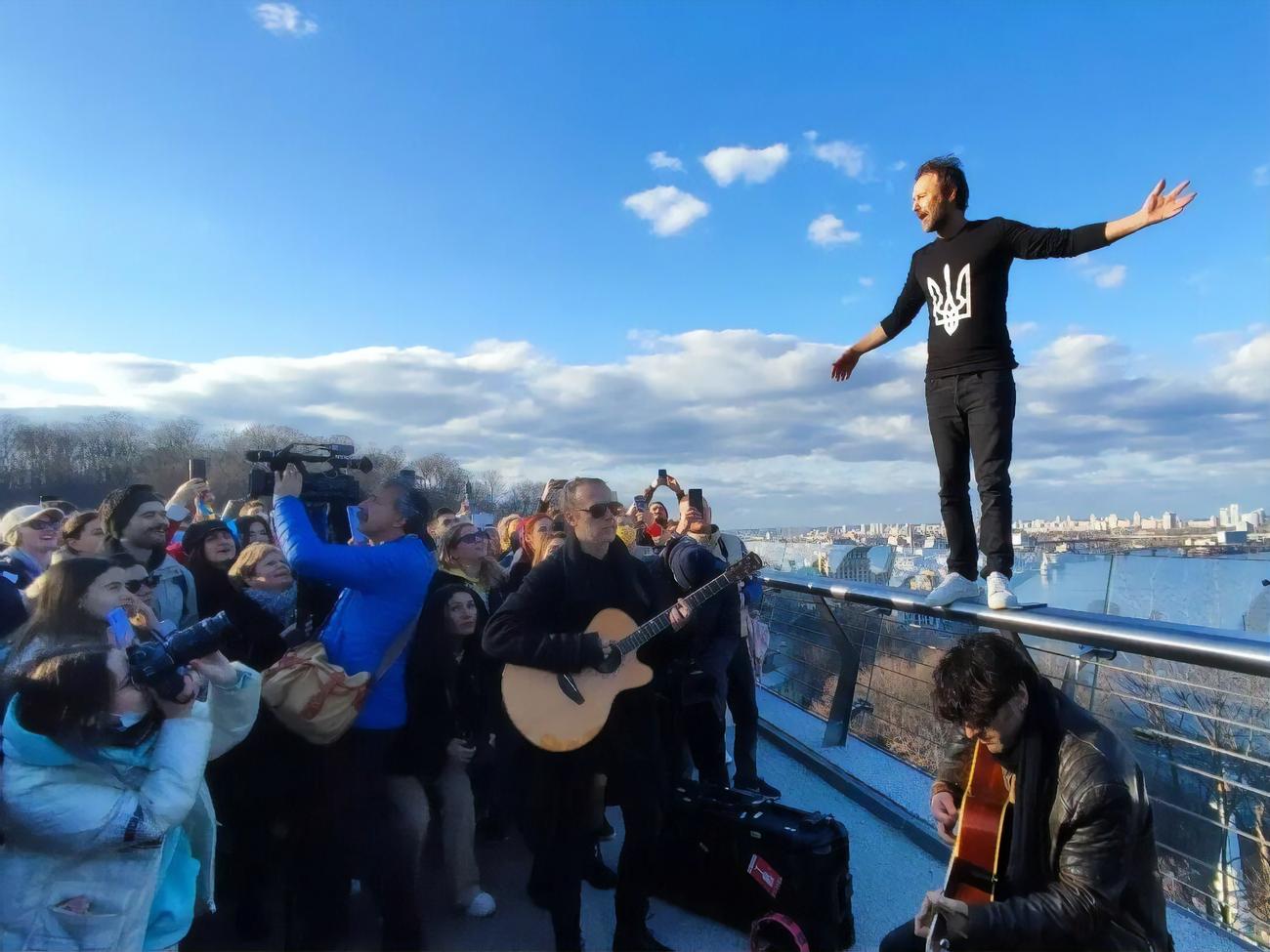 Вакарчук показал опасный трюк и рассказал, что ждет Украину в будущем. Как прошел концерт группы "Океан Ельзи" на мосту в Киеве. Видео