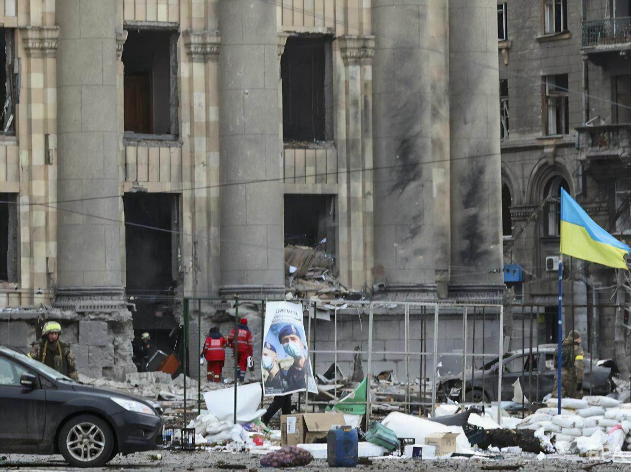 Макс Чмерковский показал американским поклонникам последствия ракетного удара, который российские войска нанесли по Харькову