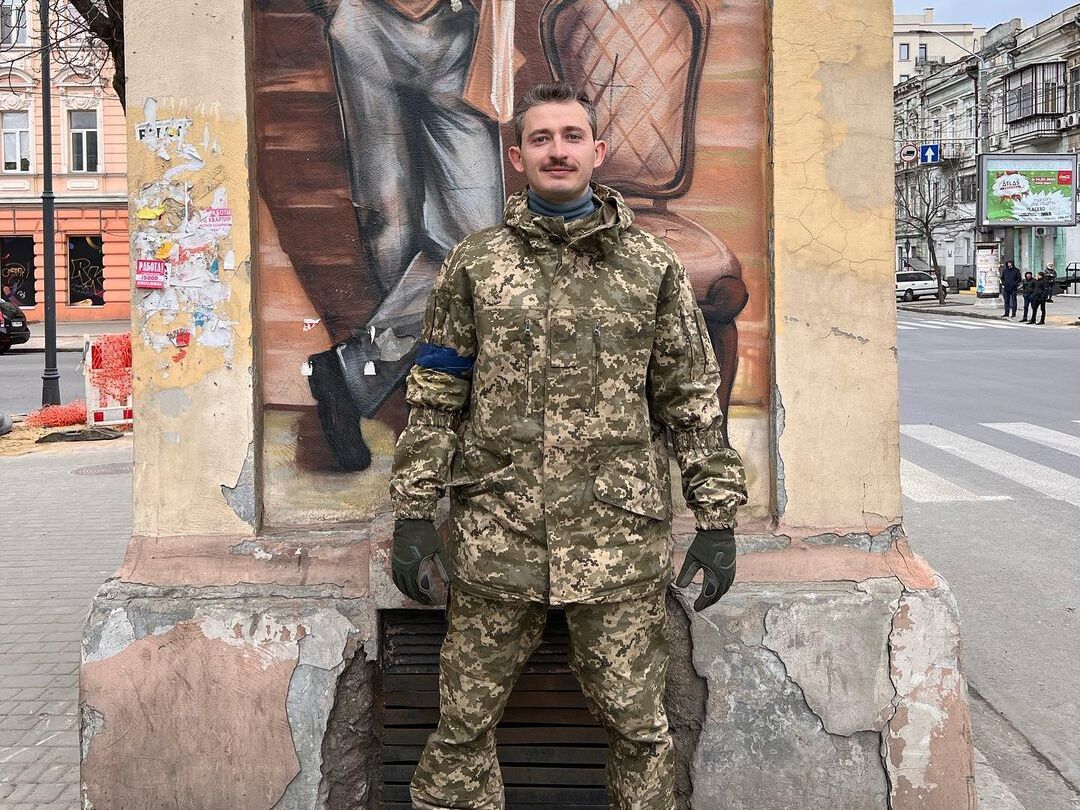 "Эй, Путин, в Одессе вы обычный поц". Коля Серга высмеял президента РФ и российских оккупантов на фоне Одесского оперного театра