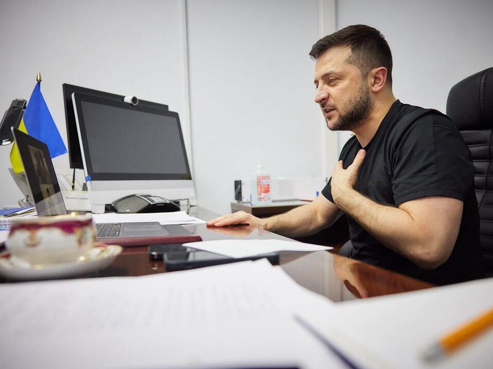 "Впечатлен, насколько глубоко они в теме и как серьезно настроены". Зеленский лично поблагодарил Кунис и Катчера за сбор средств для Украины