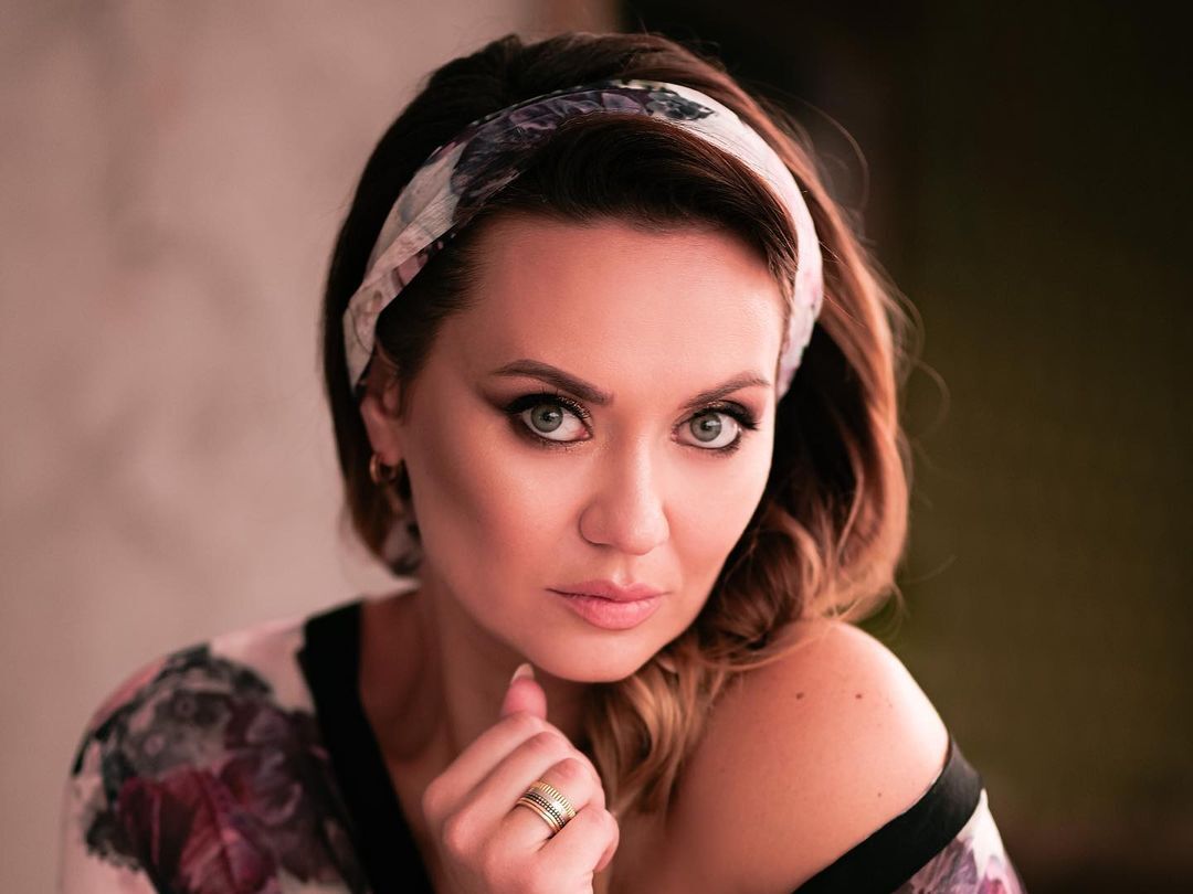 "В самое сердце!" Актриса сериалов студии "Квартал 95" Саливанчук спела "Пісню про матір". Видео