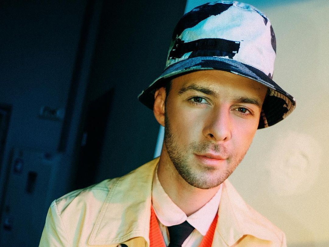 "Мы одна большая семья, которая не оставляет друг друга". Макс Барских выступил перед переселенцами во Львове