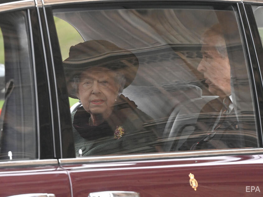 95-летняя Елизавета II впервые за пять месяцев появилась на публике в компании детей, внуков и правнуков. Фото