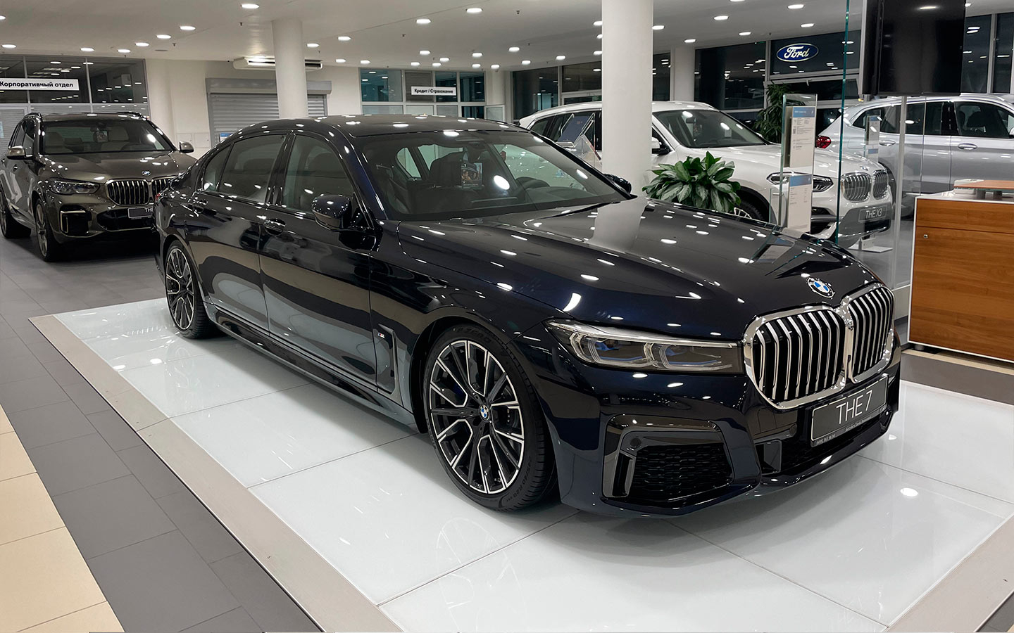 Россиян лишили Audi A6 и A8, BMW 5-Series, Volkswagen Touareg, Volvo XC60 и XC90. США запретили ввоз почти всех автомобилей в Россию, а ЕС – всех авто дороже 50 000 евро