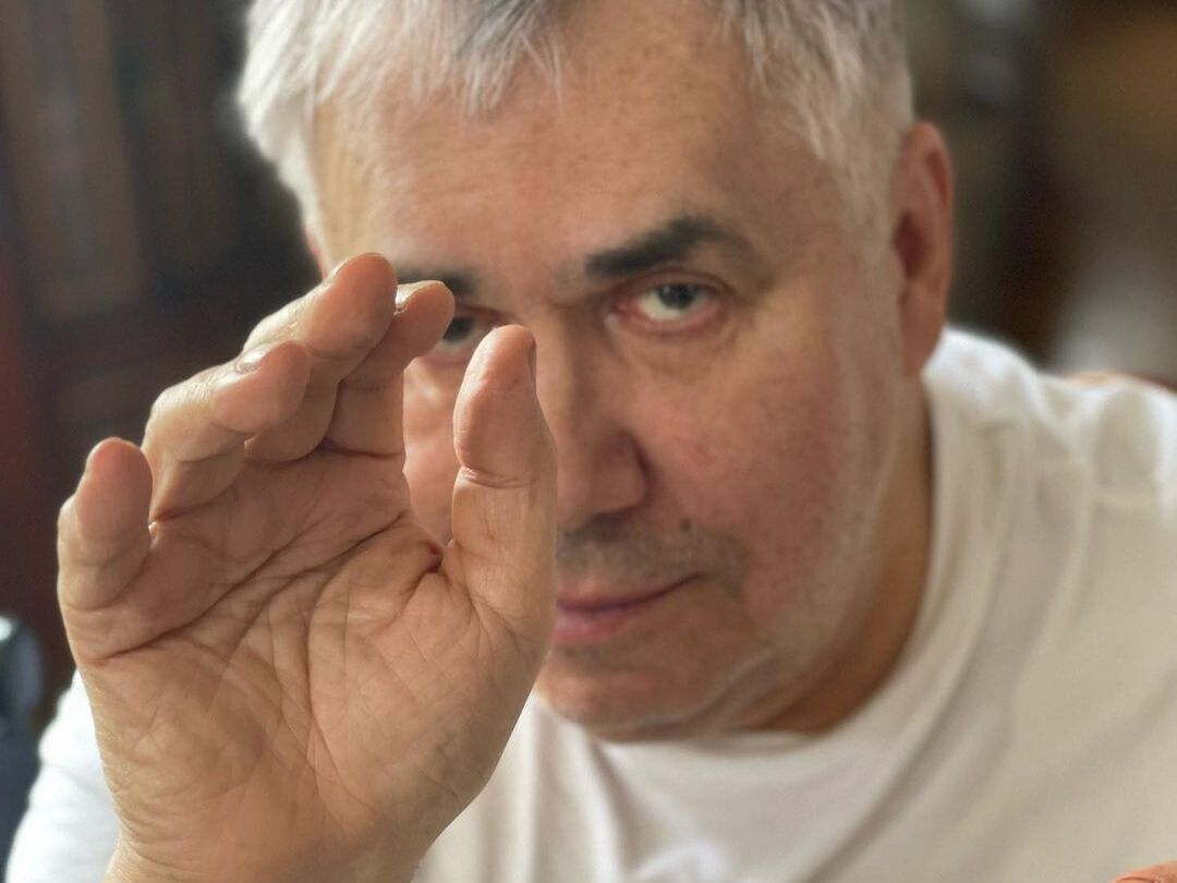 "Мы с Путиным при всех расцеловались. И он ушел. После этого вся московская тусовка бросилась ко мне целоваться. Они решили, что власть передается через поцелуй". Садальский поделился воспоминаниями Альтова