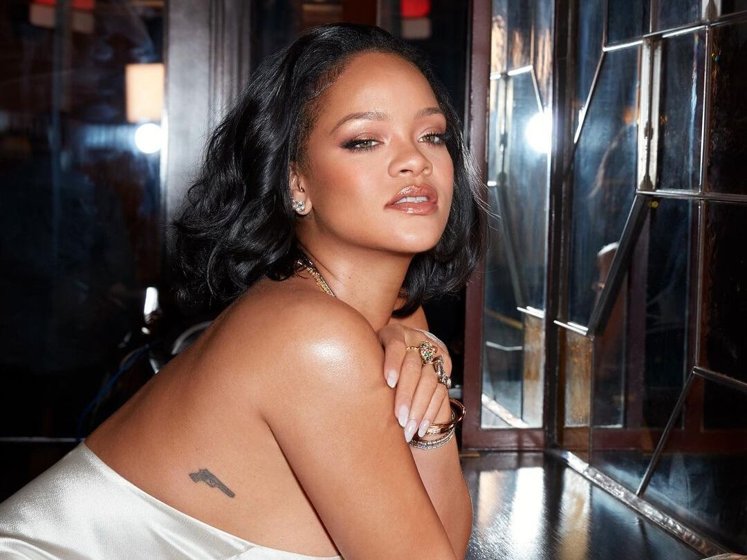 Рианна на позднем сроке беременности снялась в ванной. Фото