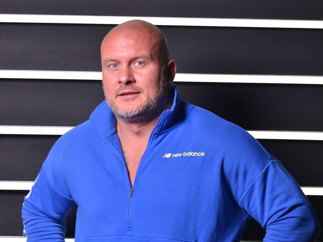 "Я понял, что его бросили. Сейчас мы живем вместе". Узелков взял к себе домой преданного хозяевами пса