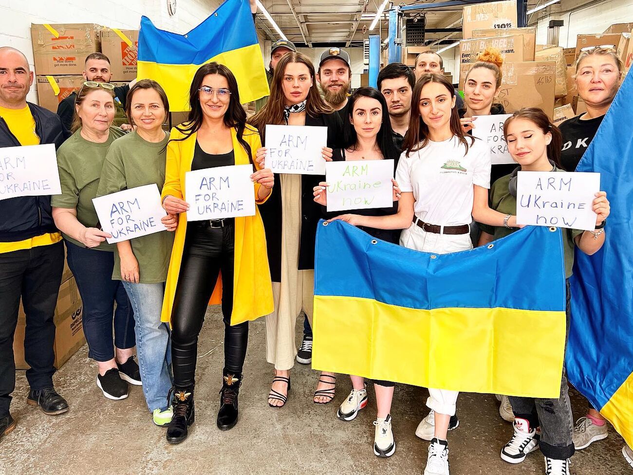 Солистка группы Kazka Зарицкая показала, как вытирает ноги об Путина. Видео