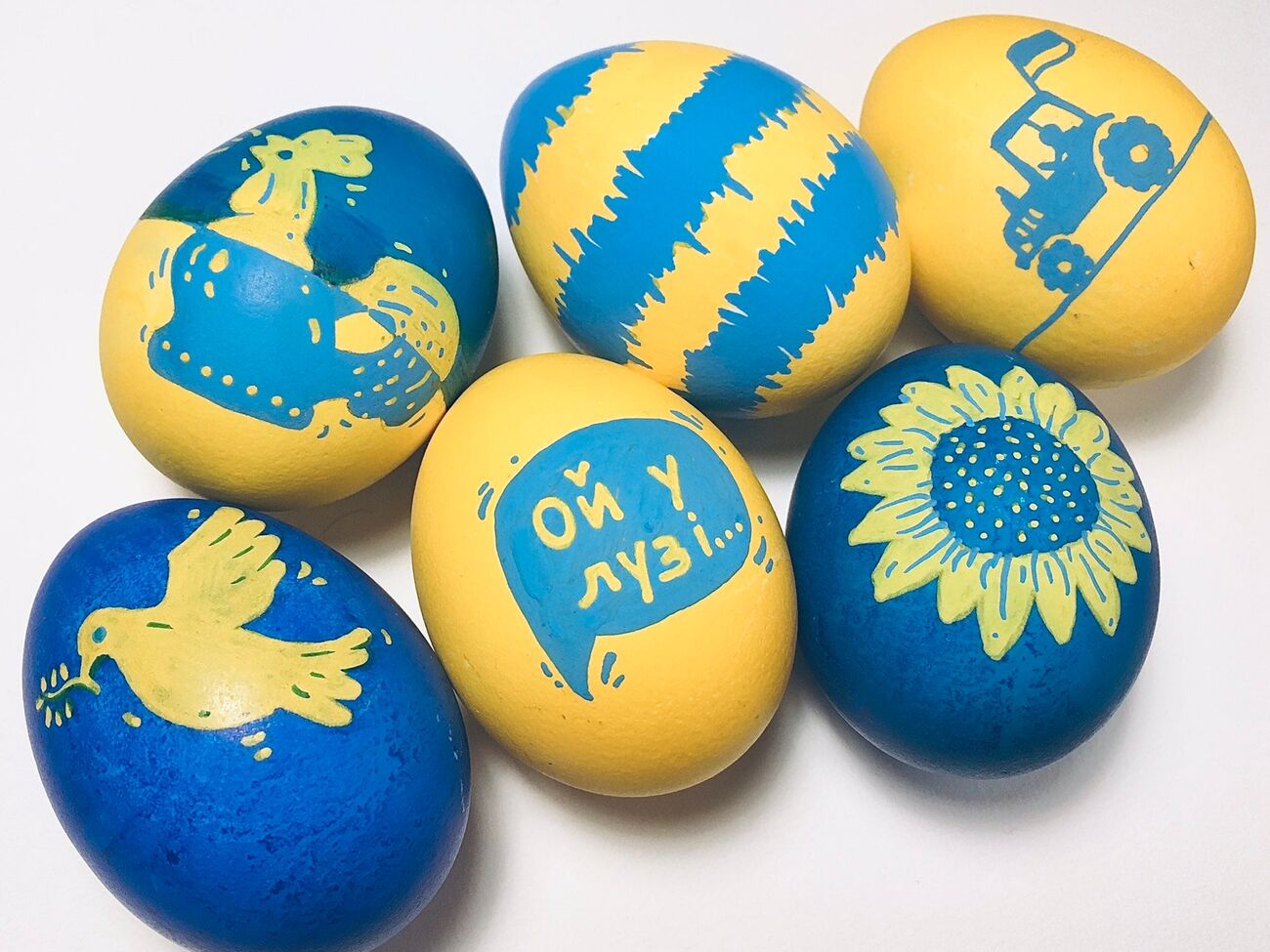 Дизайнер из Литвы презентовала крашанки в цветах украинского флага, изобразив на них известные символы украинской стойкости